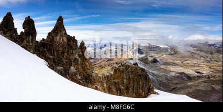 Superbe paysage de montagne dans le sud de la Cordillère des Andes au Pérou avec glacier et étranges spires dans l'avant-plan Banque D'Images