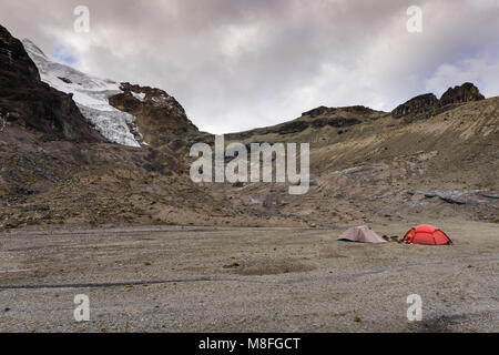 Deux tentes sur un lit de lac à sec à un camp de base dans le désert de l'Cordilllera Blanca au Pérou Banque D'Images