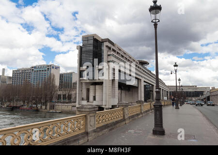 PARIS, FRANCE - 11 MARS 2018- L'administration centrale du ministère français des finances et de l'économie est situé dans le quartier de Bercy dans le 12ème arrond Banque D'Images