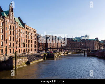 Hambourg, Allemagne - 21 Avril 2016 : voir à partir de pont à l'ancien quartier d'entrepôts et Elbphilharmonic Hall à Hambourg pour l'beau temps. Banque D'Images