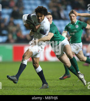 L'Angleterre sous 20's Jordanie Oloeofela est abordée par l'Irlande, moins de 20 ans Michael Silvester durant la Natwest moins de 20 ans match des Six Nations au Ricoh Arena, Coventry. Banque D'Images