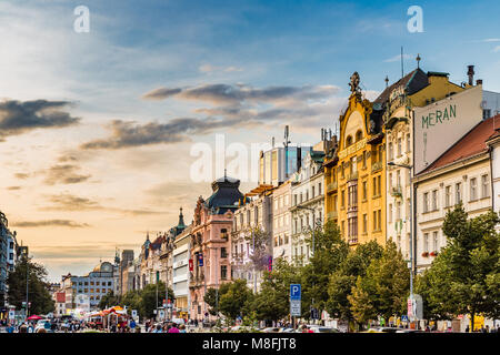 PRAGUE, RÉPUBLIQUE TCHÈQUE - 25 août 2014 : les autorités locales et les touristes à pied de la Place Wenceslas à Prague Banque D'Images