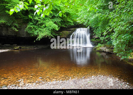 West Burton tombe en été Yorkshire Dales Yorkshire du Nord Banque D'Images
