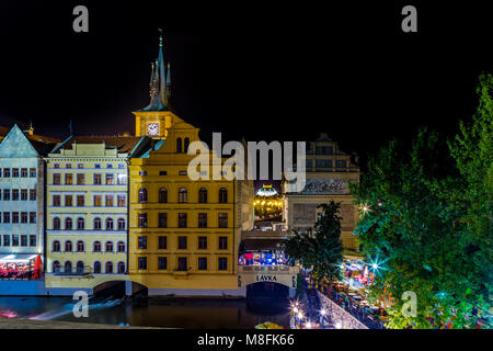 PRAGUE, RÉPUBLIQUE TCHÈQUE - 25 août 2014 : lumières colorées illuminent les restaurants et clubs pour les touristes et les habitants d'attente Banque D'Images