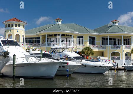 Yachts amarrés au Yacht Club de voile et de Naples, Naples, Florida, USA Banque D'Images