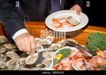 Mettre en avant l'homme des fruits de mer dans un Club de Yacht brunch, Naples, Floride, USA Banque D'Images