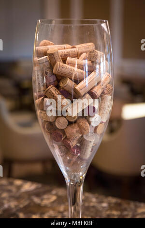 Utilisé wine corks dans un grand verre de vin sur l'affichage, Naples, Florida, USA Banque D'Images