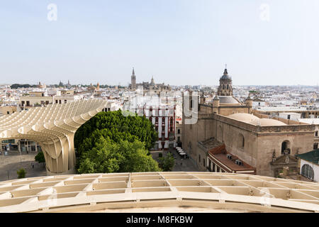 Séville, ESPAGNE - mai 2017 : vue panoramique sur Sevilla la vieille ville depuis le toit de Metropol Parasol Banque D'Images