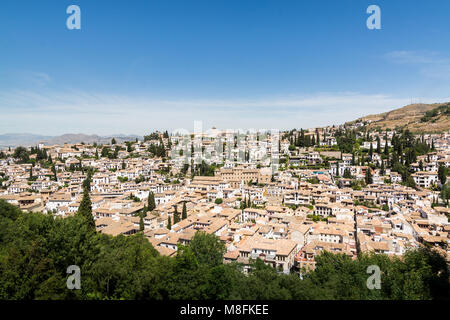 GRANADA, ESPAGNE - mai 2017 : vue panoramique sur la vieille ville de Grenade de l'enceinte de palais de l'Alhambra Banque D'Images