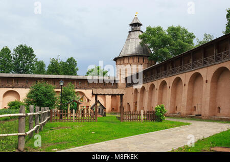 Mur et Spaso-Euthymius tour monastère à Suzdal. La Russie Banque D'Images