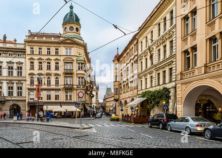 PRAGUE, RÉPUBLIQUE TCHÈQUE - 26 août 2014 : les habitants et les touristes se déplacent dans les rues de Mala Strana à Prague Banque D'Images