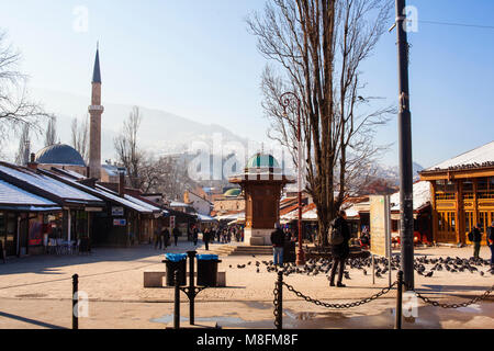 SARAJEVO, Bosnie-ERZEGOVINA - février, 16:vue de la fontaine en bois Sebilj et Bascarsijska Dzamija minaret à Bascarsija square le 16 février 20 Banque D'Images