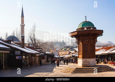 SARAJEVO, Bosnie-ERZEGOVINA - février, 16 : Vue sur le Sebilj fontaine en bois et Bascarsijska Dzamija minaret à Bascarsija square le 16 février 2 Banque D'Images