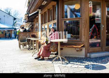 SARAJEVO, Bosnie-ERZEGOVINA - février, 16 : vieille femme vente fleurs à Bascarsija, le 15 février, 2018 Banque D'Images