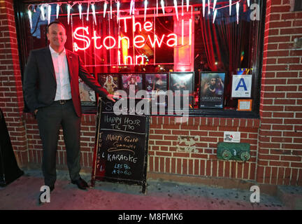 Taoiseach irlandais, Leo Varadkar pose pour une photo à l'extérieur du Stonewall Inn, un site emblématique pour le mouvement des droits des homosexuels, à New York City's Greenwich Village. Banque D'Images