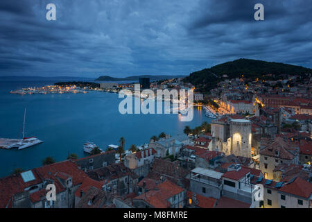 Vieille ville de Split dans la soirée heure bleue, Croatie Banque D'Images