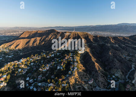 Los Angeles, Californie, USA - 20 Février 2018 : Matin Vue aérienne de canyon maisons et panneau Hollywood dans Griffith Park. Banque D'Images
