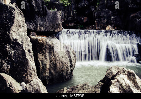 Cascade aquatique dans les falaises de pierre Banque D'Images