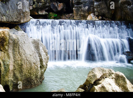 Cascade aquatique dans les falaises de pierre Banque D'Images