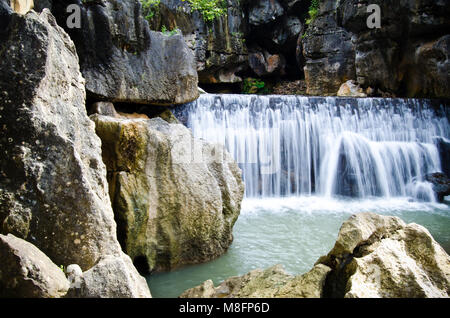 Cascade aquatique dans les falaises de pierre Banque D'Images