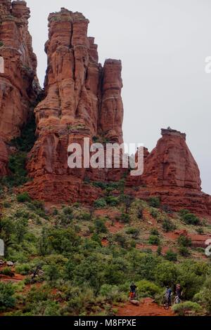 Sedona, Arizona, USA : Trois coureurs naviguer le Broken Arrow Road dans la Forêt Nationale de Coconino, entouré de hautes formations de grès rouge. Banque D'Images