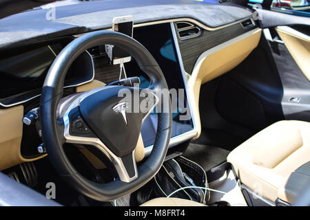 Lviv, Ukraine - le 22 mai 2016 : Ouverture de la Electric Marathon 2016 Lviv - Monte Carlo. Voiture électrique Tesla commence son voyage à Monte Carlo Banque D'Images