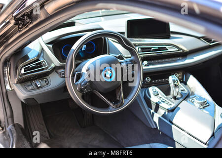 Lviv, Ukraine - le 22 mai 2016 : Ouverture de la Electric Marathon 2016 Lviv - Monte Carlo. voiture BMW électrique commence son voyage à Monte Carlo Banque D'Images
