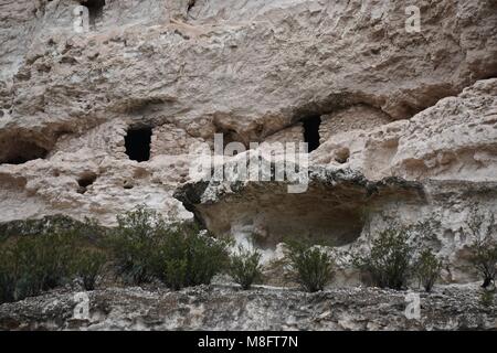 Camp Verde, AZ, USA : Détail de la Montezuma Castle National Monument, construit entre 1100 et 1425, l'annonce par les autochtones du sud-ouest américain. Banque D'Images