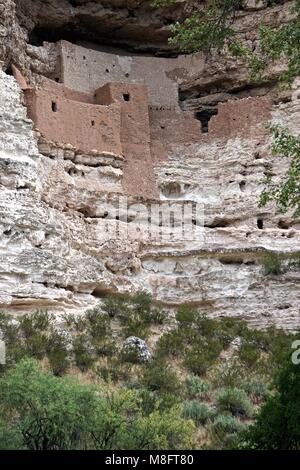 Camp Verde, AZ, USA : le Montezuma Castle National Monument a été construit entre 1100 et 1425, l'annonce par les autochtones du sud-ouest américain. Banque D'Images