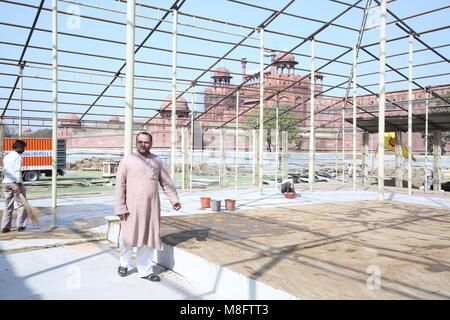 New Delhi, Inde. Apr 16, 2018. MP BJP Mahesh Giri l'inspection de la préparation finale pour le Rashtra Raksha Mahayagya au sol. Redfort Credit : Jyoti Kapoor/Pacific Press/Alamy Live News Banque D'Images