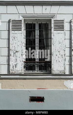 Fenêtre avec volets blancs sur un immeuble à Montmartre Banque D'Images