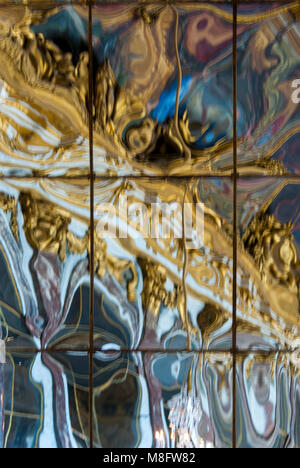 Reflet déformé dans le Palais de Versailles Galerie des Glaces Banque D'Images