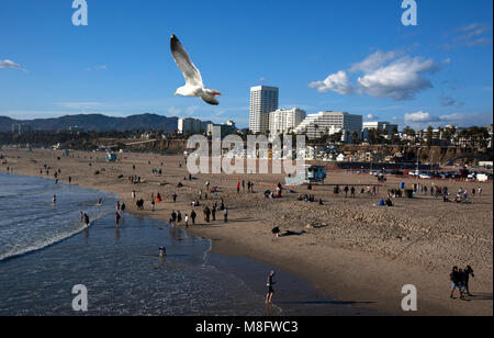 Vue sur la plage de Santa Monica et le centre-ville de l'embarcadère à Los Angeles, CA Banque D'Images