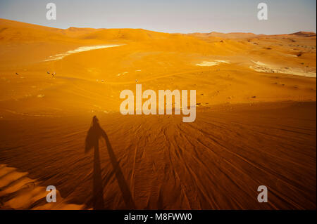 En commençant à monter le Big Daddy sur les dunes du Parc National Namib Naukluft Sossusvlei dans le domaine. Big Daddy est le plus haut dans la zone des dunes de Sossusvlei. E Banque D'Images