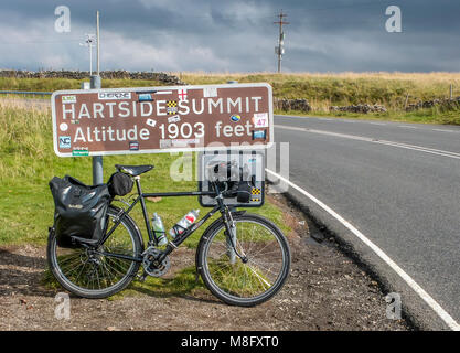 Un vélos de cyclotourisme en haut du sommet de Hartside le long de la côte à l'autre cycle Sustrans route Banque D'Images