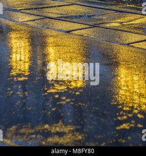 Les lumières de la ville le soir après la pluie, phares de la voiture. Vue depuis le niveau de la chaussée Banque D'Images