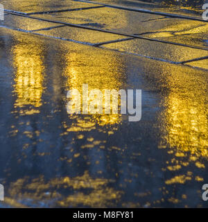 Les lumières de la ville le soir après la pluie, phares de la voiture. Vue depuis le niveau de la chaussée Banque D'Images