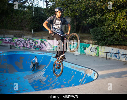 Gênes, Italie 16 novembre 2015 - Garçon sautant avec vélo BMX BMX sur une session à la ville. Banque D'Images