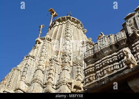 Jagdish Mandir un grand extérieur ornately carved Hindu Temple consacré à Vishnu situé au milieu de la vieille ville d'Udaipur Rajashan Inde Banque D'Images