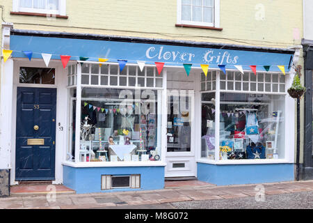 Clover Dons, détaillant indépendant sur la surface de circulation à Woodbridge, Suffolk. Faible neige, hiver 2018. Banque D'Images