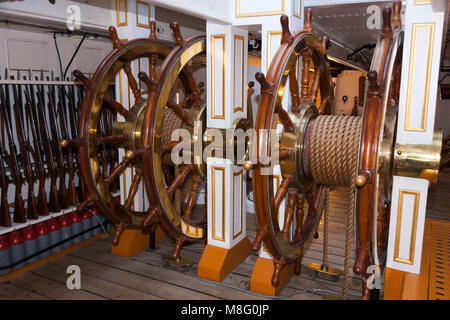 Position de direction roues / Navires / gun / pont helm le HMS Warrior. Portsmouth Historic Dockyard / Chantiers navals. UK. Roue est répété sur 3 / pont multiples. Banque D'Images