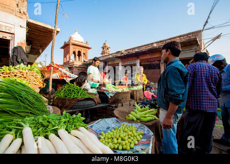 Les commerçants vendent des produits d'accueil à la tour du marché de l'horloge à Jodhpur, Inde au cours de chaude journée ensoleillée. La tour sont visibles en arrière-plan et shoppe Banque D'Images