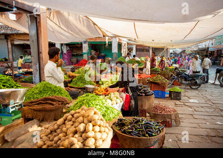 Les commerçants vendent des produits d'accueil à la tour du marché de l'horloge à Jodhpur, Inde au cours de chaude journée ensoleillée. Ils sont protégés par des nuances de tissu contre s Banque D'Images