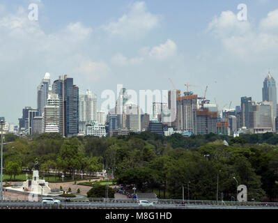 Vue de la ville moderne de Bangkok vu à partir de la poussière Thani Hotel de la district de Silom Bangkok en Thaïlande Banque D'Images