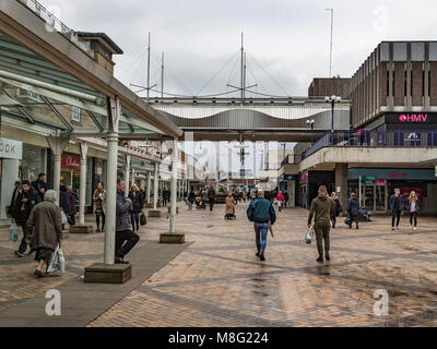 Boutiques boutique piétonne shoppers shopper merseyway personnes marchant dans la zone commerçante du centre-ville de Stockport Banque D'Images