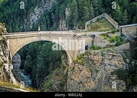 Arch Bridge près de la ville de Briancon, une commune française, située dans le département de la région Provence-Alpes-Côte d'Azur, Franc Banque D'Images