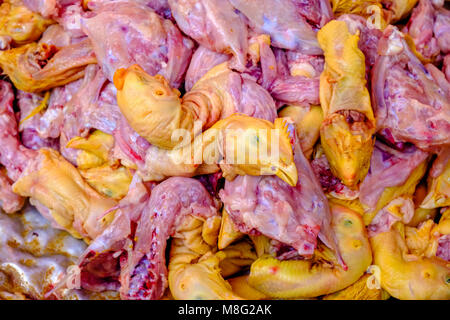 Morceaux de viande de poulet frais et généraux sont en vente au marché de Nonthaburi Banque D'Images