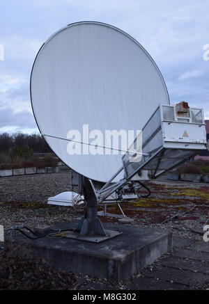 Ancienne antenne parabolique sur le toit Banque D'Images