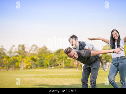 Happy young couple passer du temps avec leur fille dans le parc.Le concept d'une famille heureuse. Banque D'Images