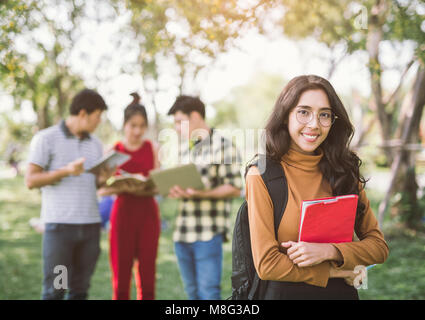 L'éducation, campus, l'amitié et de personnes concept - groupe d'étudiants adolescents asiatique avec des dossiers scolaires Banque D'Images